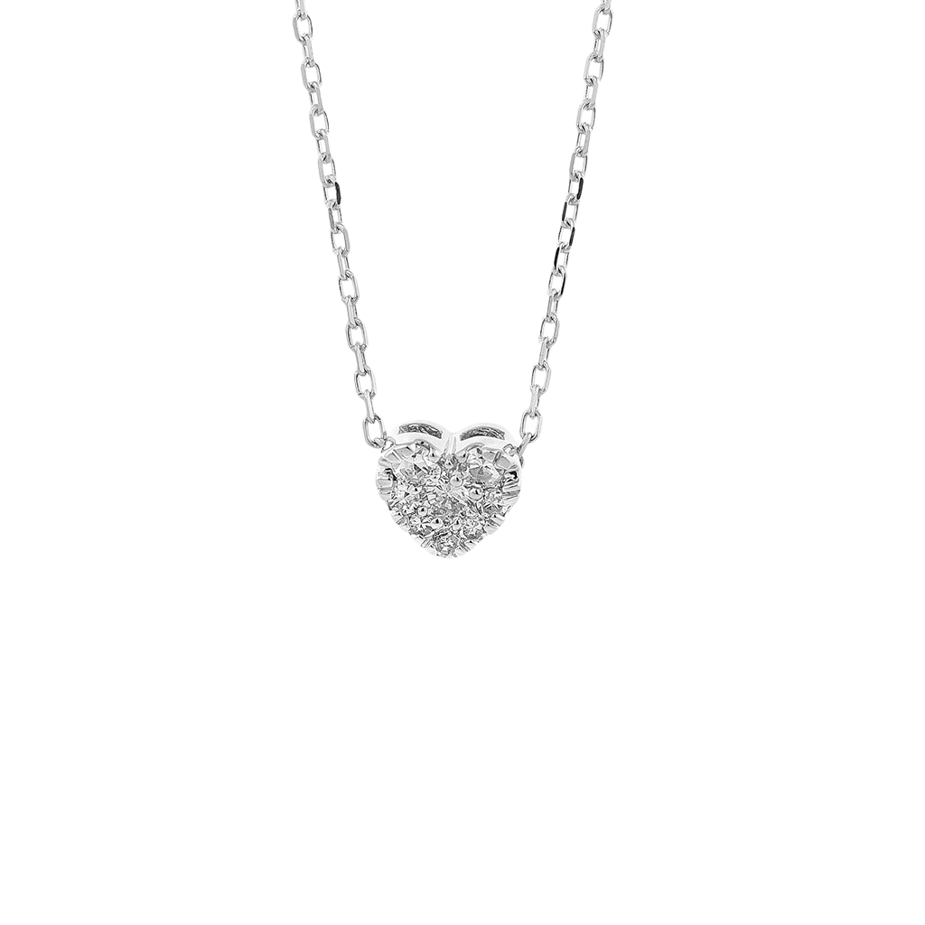 Um delicado colar de ouro com um pendente em forma de coração, cravejado com vários pequenos diamantes brilhantes. O pendente está preso a uma corrente fina de elos, e a peça inteira é exibida contra um fundo branco simples, destacando sua elegância e design intrincado.