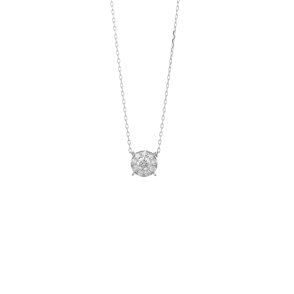 Um delicado colar de ouro com um pendente que apresenta um grande diamante central rodeado por diamantes menores. A corrente é de design simples de elos, e a impressão geral é de elegância e luxo.