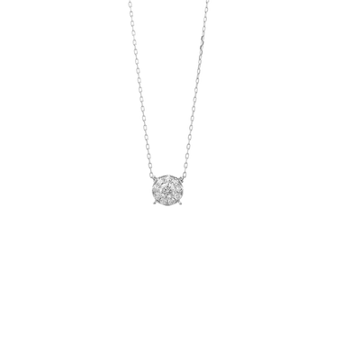 Um delicado colar de ouro com um pendente que apresenta um grande diamante central rodeado por diamantes menores. A corrente é de design simples de elos, e a impressão geral é de elegância e luxo.