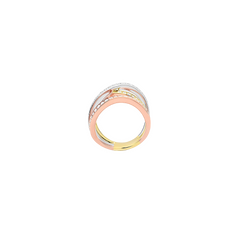 imagem lateral de anel entrelaçado tricolor, apresentando setenta diamantes incrustados em banda de ouro branco, complementados por bandas ricas em ouro amarelo e ouro rosa