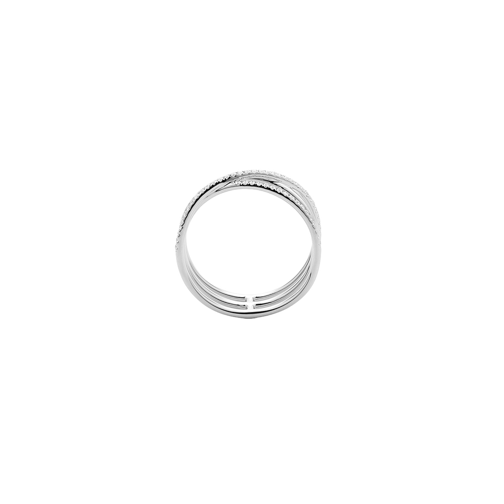 imagem lateral de um anel de três bandas em ouro branco com uma banda central cravejada de 59 diamantes, ladeada por duas bandas polidas.