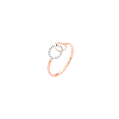 imagem frontal de Anel de ouro rosa com um design de laço distintivo, adornado com pequenos diamantes, exibindo luxo e estilo