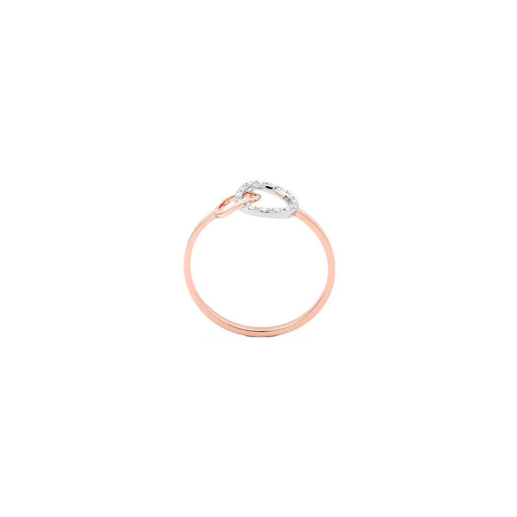 Imagem lateral de Anel de ouro rosa com um design de laço distintivo, adornado com pequenos diamantes