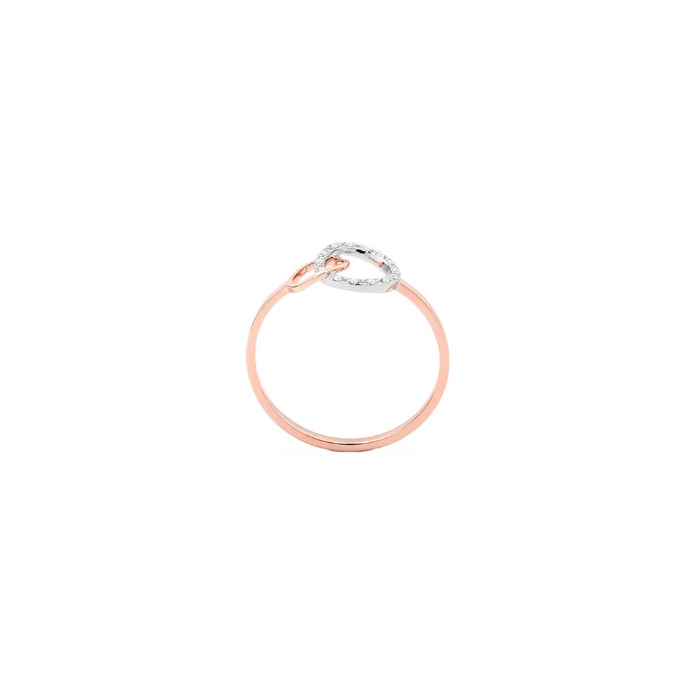 Imagem lateral de Anel de ouro rosa com um design de laço distintivo, adornado com pequenos diamantes