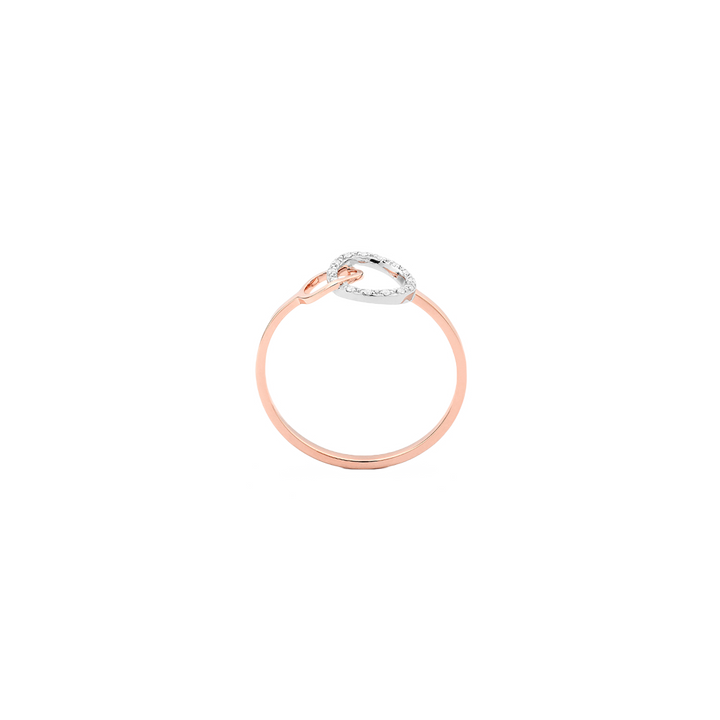 Imagem lateral de Anel de ouro rosa com um design de laço distintivo, adornado com pequenos diamantes