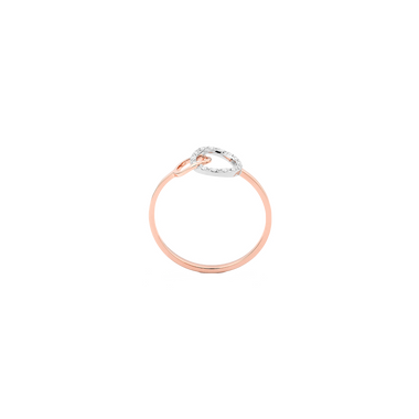 Imagem lateral de Anel de ouro rosa com um design de laço distintivo, adornado com pequenos diamantes