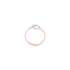 Imagem lateral de Anel de ouro rosa com um design de laço distintivo, adornado com pequenos diamantes