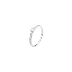 Anel de noivado em ouro branco com um diamante central em corte brilhante e pequenos diamantes embutidos ao longo da banda, exibindo sofisticação e brilho intenso, simbolizando compromisso e elegância.