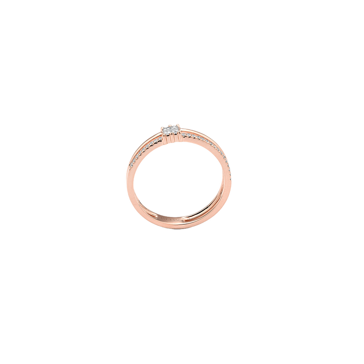 imagem lateral do anel Diamantes da colecção SMART em ouro rosa, com uma delicada banda e um diamante solitário e rodeado de 28 diamantes menores