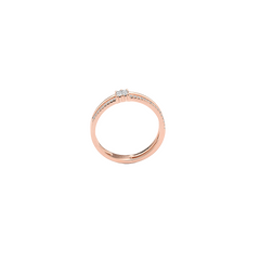 imagem lateral do anel Diamantes da colecção SMART em ouro rosa, com uma delicada banda e um diamante solitário e rodeado de 28 diamantes menores