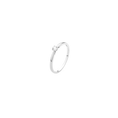 Um anel solitário de diamante exibido contra um fundo branco. O anel apresenta uma banda esbelta, feita de ouro branco, com um design simples, mas elegante, que enfatiza o único diamante de corte redondo no centro. O estilo minimalista do anel destaca o brilho e a clareza do diamante