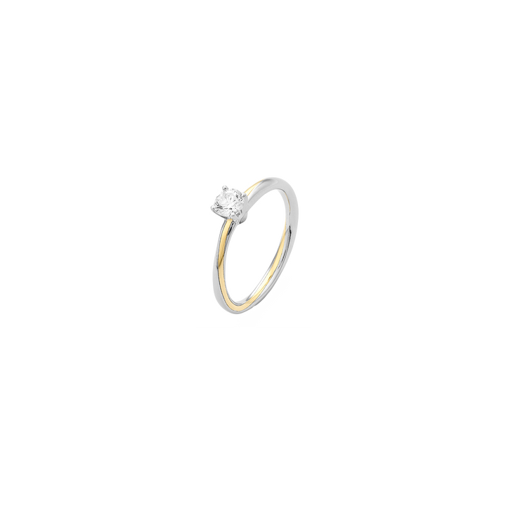 Um anel de diamante solitário com design de banda dividida, combinando ouro branco e ouro amarelo
