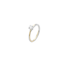 Um anel de diamante solitário com design de banda dividida, combinando ouro branco e ouro amarelo