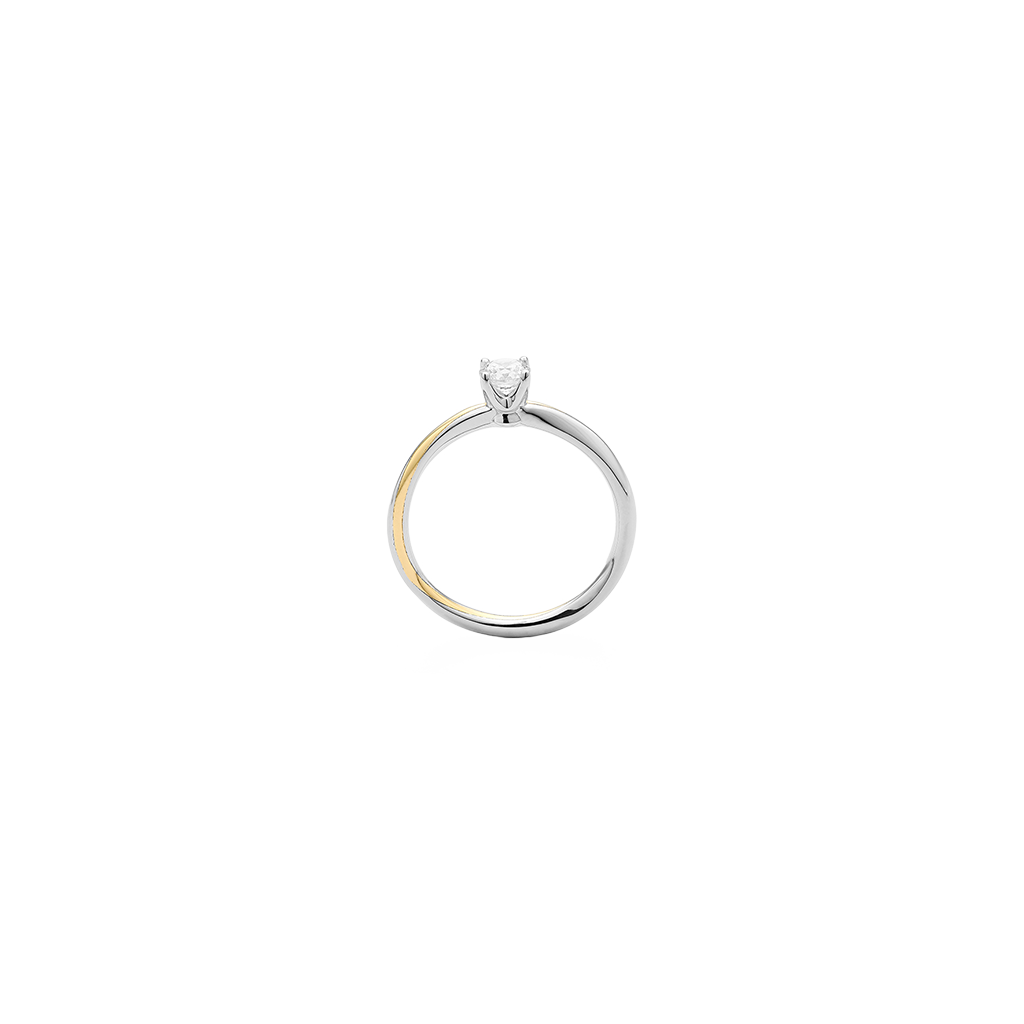 imagem lateral de Um anel de diamante solitário com design de banda dividida, combinando ouro branco e ouro amarelo