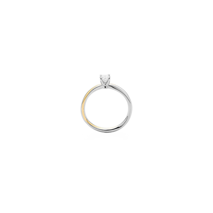 imagem lateral de Um anel de diamante solitário com design de banda dividida, combinando ouro branco e ouro amarelo