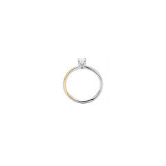 imagem lateral de Um anel de diamante solitário com design de banda dividida, combinando ouro branco e ouro amarelo