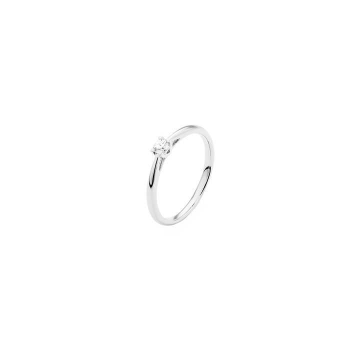 imagem de anel é feito de ouro branco brilhante. O diamante está montado em uma configuração simples, mas elegante, no topo da banda, enfatizando seu brilho e tamanho em relação à banda fina