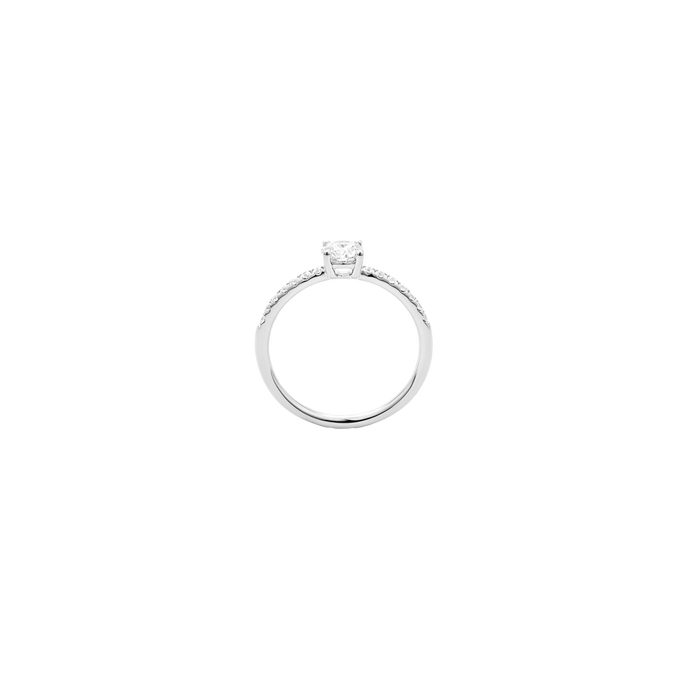 imagem lateral de um anel de ouro branco com uma banda esbelta, apresentando pequenos diamantes incrustados ao longo da metade superior. No centro, há um diamante quadrado maior e proeminentemente exibido que se destaca contra a configuração delicada. 