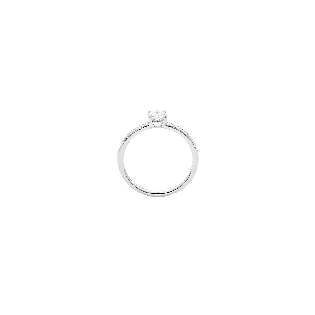 imagem lateral de um anel de ouro branco com uma banda esbelta, apresentando pequenos diamantes incrustados ao longo da metade superior. No centro, há um diamante quadrado maior e proeminentemente exibido que se destaca contra a configuração delicada. 