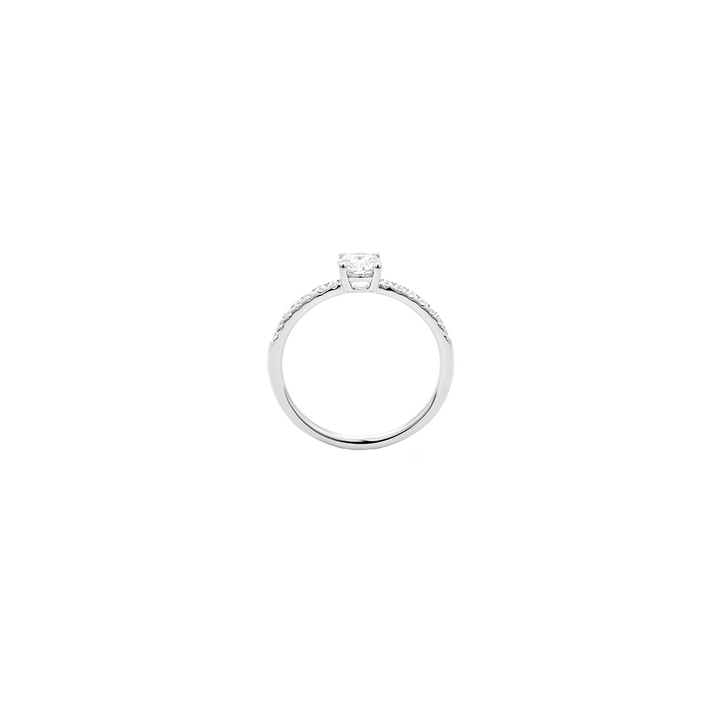imagem lateral de um anel de ouro branco com uma banda esbelta, apresentando pequenos diamantes incrustados ao longo da metade superior. No centro, há um diamante quadrado maior e proeminentemente exibido que se destaca contra a configuração delicada. 