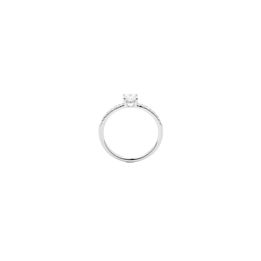 imagem lateral de anel de ouro branco com uma banda fina, adornado com pequenos diamantes que circundam metade da banda. O anel apresenta um diamante solitário proeminente montado no topo em uma configuração de garra.