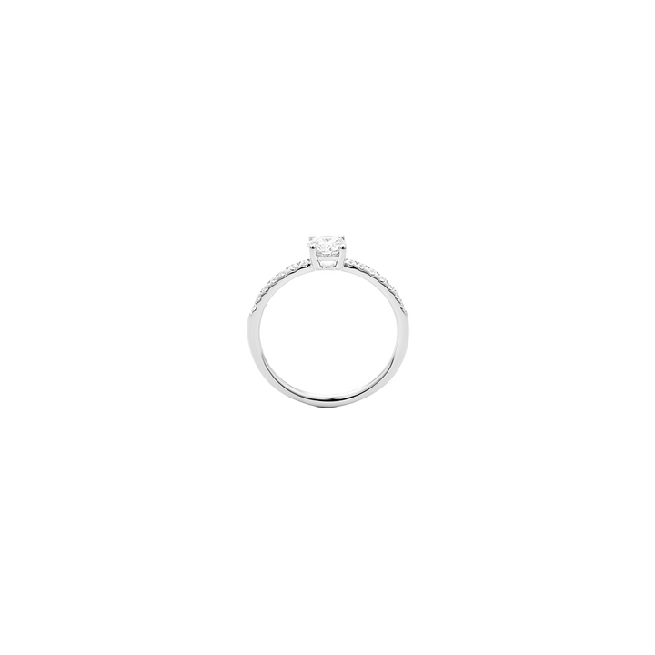 imagem lateral de anel de ouro branco com uma banda fina, adornado com pequenos diamantes que circundam metade da banda. O anel apresenta um diamante solitário proeminente montado no topo em uma configuração de garra.