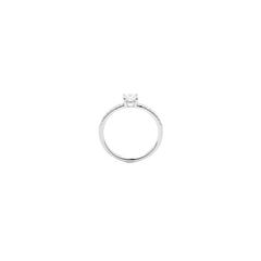 imagem lateral de anel de ouro branco com uma banda fina, adornado com pequenos diamantes que circundam metade da banda. O anel apresenta um diamante solitário proeminente montado no topo em uma configuração de garra.