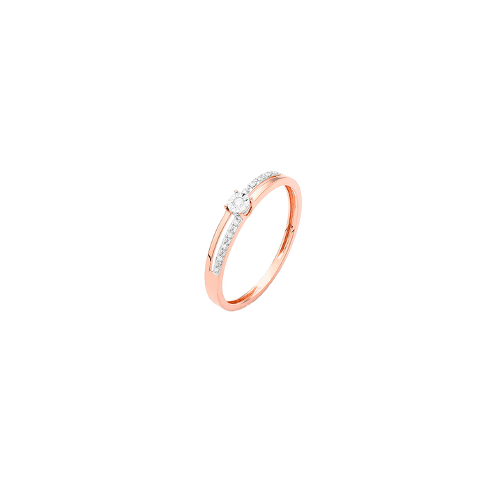 Uma imagem em close-up de um anel de ouro rosé, exibindo uma banda esbelta com um diamante redondo e claro no centro. O diamante é fixado por quatro garras e é ladeado de cada lado por diamantes menores, adicionando um brilho extra ao design sofisticado.
