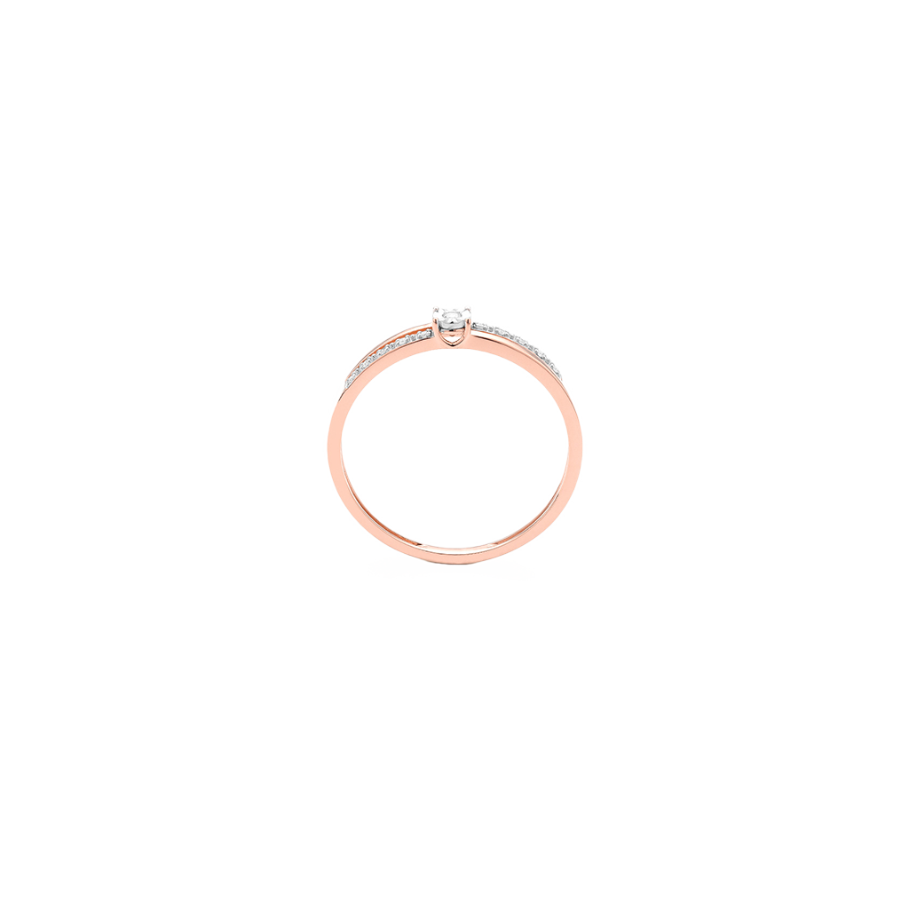 imagem lsateral de um anel de ouro rosé, exibindo uma banda esbelta com um diamante redondo e claro no centro. O diamante é fixado por quatro garras e é ladeado de cada lado por diamantes menores, adicionando um brilho extra ao design sofisticado.