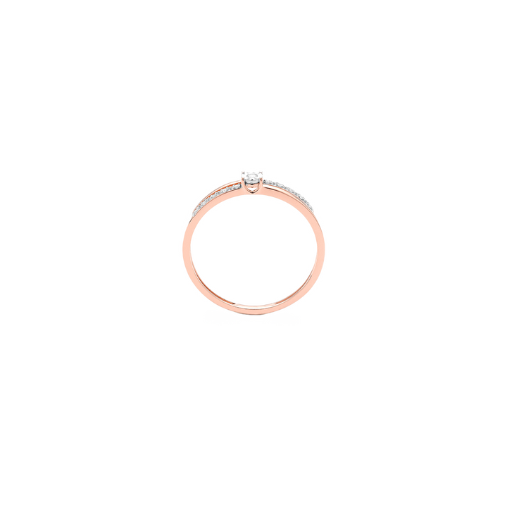 imagem lsateral de um anel de ouro rosé, exibindo uma banda esbelta com um diamante redondo e claro no centro. O diamante é fixado por quatro garras e é ladeado de cada lado por diamantes menores, adicionando um brilho extra ao design sofisticado.