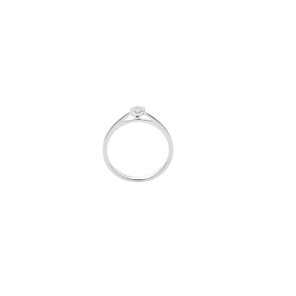 imagem lateral um anel simples e elegante de ouro branco com um único diamante redondo e proeminente no topo. A banda é fina e suavemente polida, refletindo a luz com o seu acabamento lustroso