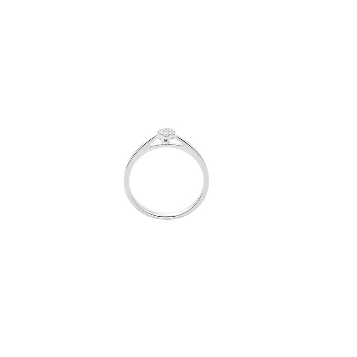 imagem lateral um anel simples e elegante de ouro branco com um único diamante redondo e proeminente no topo. A banda é fina e suavemente polida, refletindo a luz com o seu acabamento lustroso