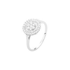 Anel de prata elegante com um diamante central deslumbrante, rodeado por um halo de diamantes menores, montado em uma banda polida