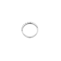 imagem lateral de Anel de ouro branco cravejado de diamantes com uma fileira contínua de diamantes de corte redondo circundando a banda