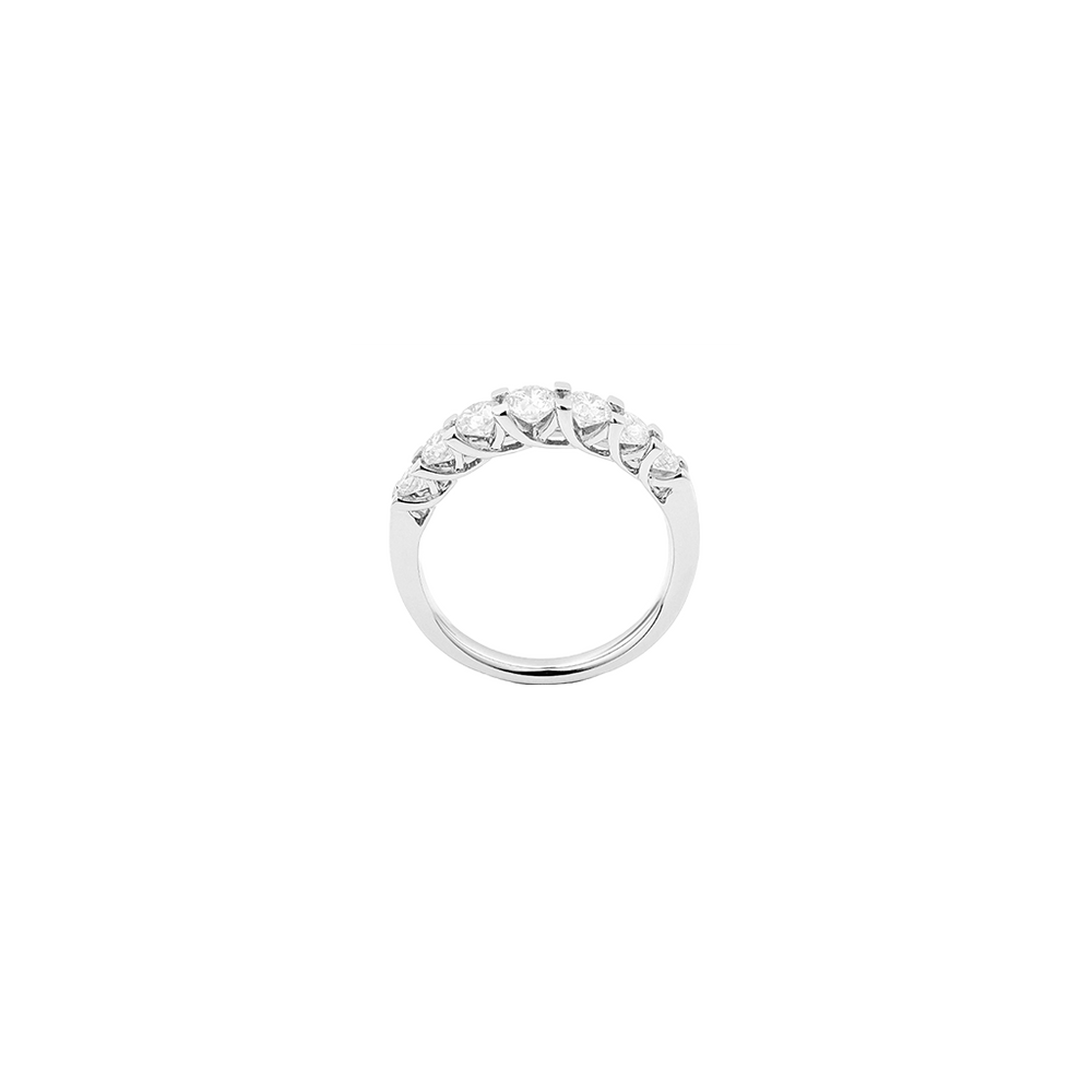 imagem lateral de anel de ouro branco elegante com uma banda de eternidade parcial incrustada com diamantes