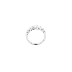 imagem lateral de anel de ouro branco elegante com uma banda de eternidade parcial incrustada com diamantes