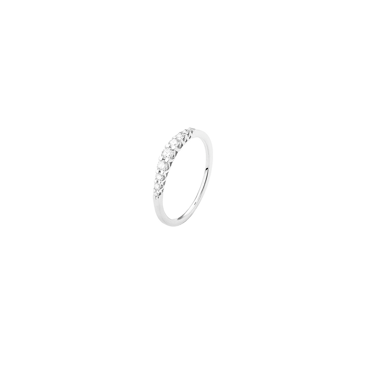 imagem de anel de ouro branco, apresentando um semicírculo de nove diamantes