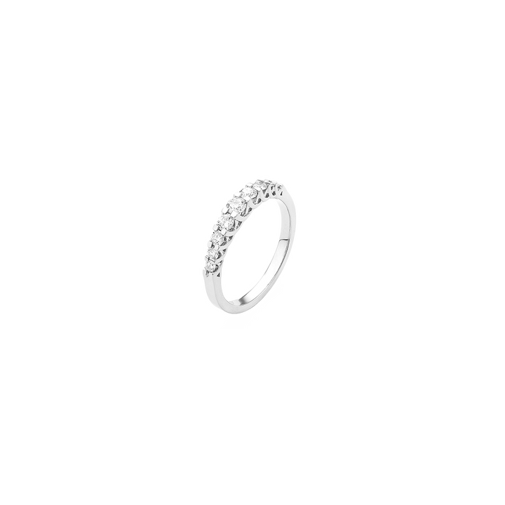 imagem de anel de ouro branco adornado com nove diamantes claros e redondos