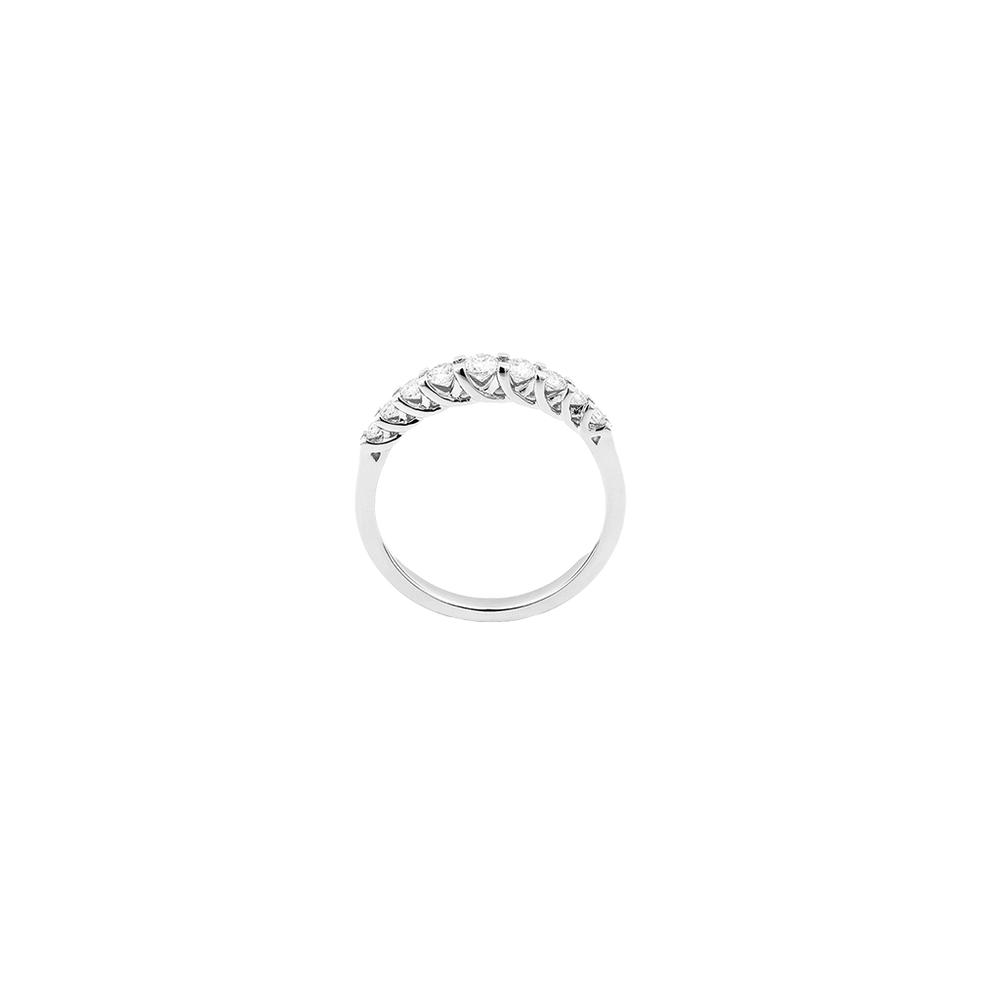 imagem lateral de anel de ouro branco adornado com nove diamantes claros e redondos