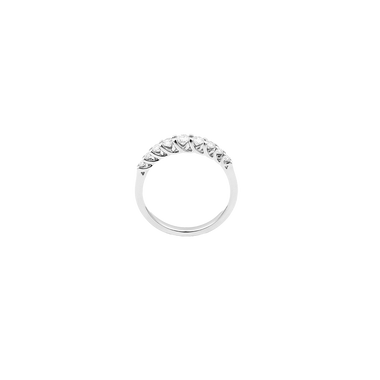 imagem lateral de anel de ouro branco adornado com nove diamantes claros e redondos