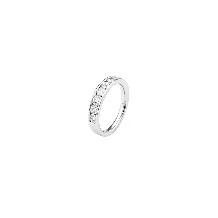 imagem de anel de banda de ouro branco elegante com diamantes redondos cintilantes incrustados em estilo de eternidade parcial
