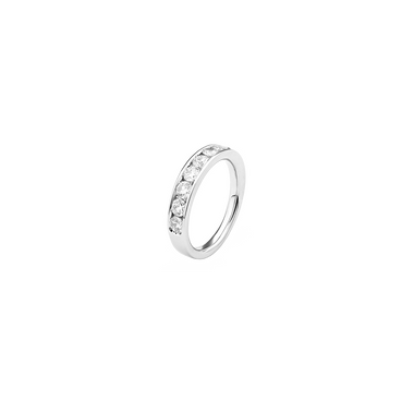 imagem de anel de banda de ouro branco elegante com diamantes redondos cintilantes incrustados em estilo de eternidade parcial