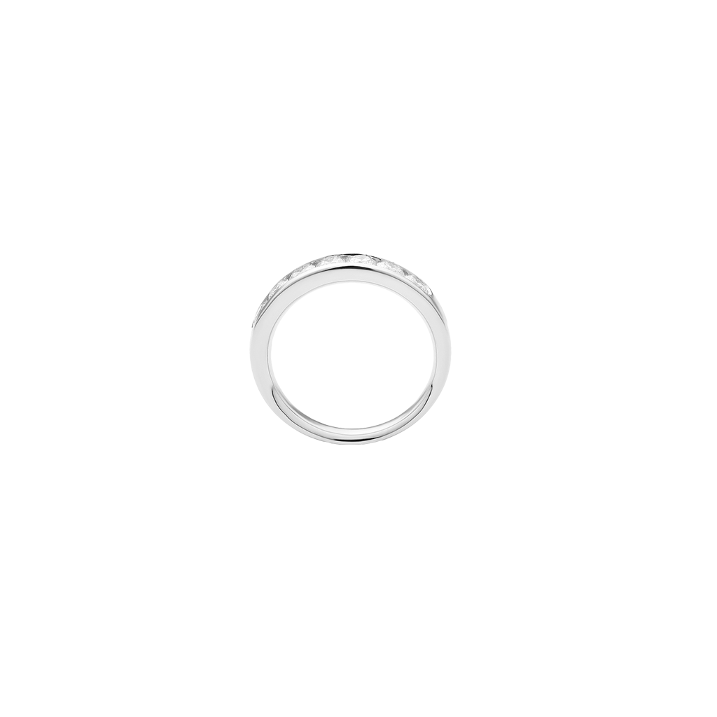 Imagem lateral de Aliança de banda de ouro branco com design de meia eternidade, embelezado com pedras claras e redondas