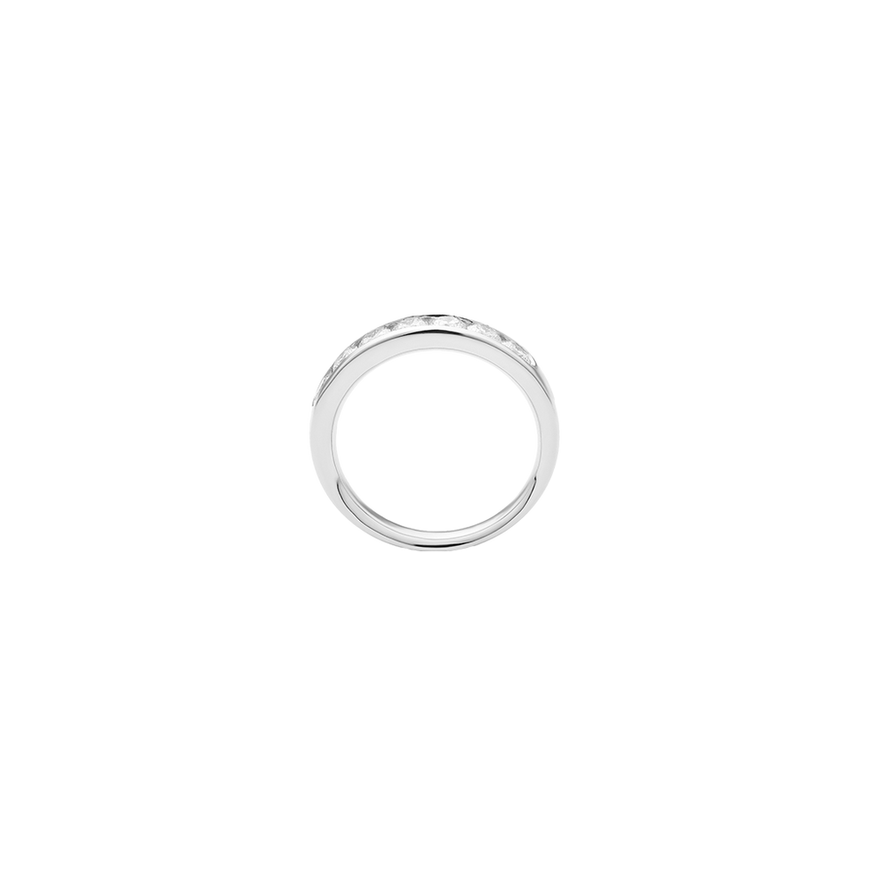 Imagem lateral de Aliança de banda de ouro branco com design de meia eternidade, embelezado com pedras claras e redondas