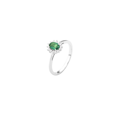 Anel de ouro branco com uma esmeralda central verde cercada por 13 diamantes
