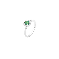 Anel de ouro branco com uma esmeralda central verde cercada por 13 diamantes