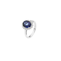 anel de ouro branco elegante com uma safira central cercada por diamantes