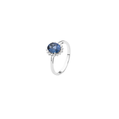 anel de ouro branco com uma safira azul central ladeada por 15 diamantes cintilantes