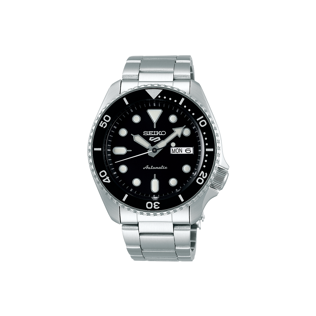 imagem frontal do relógio SEIKO 5 Sports Silver Black 42.5mm com mostrador preto, detalhes em branco e prateado 
