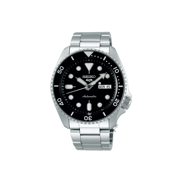 imagem frontal do relógio SEIKO 5 Sports Silver Black 42.5mm com mostrador preto, detalhes em branco e prateado 